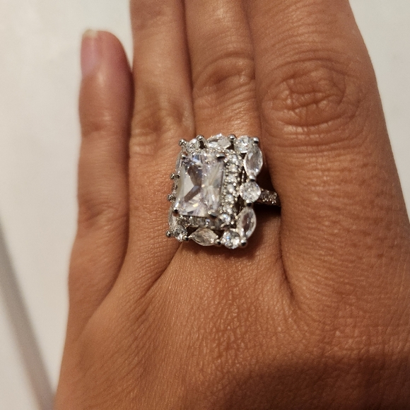 New Square Cut Cubic Zircon Ring - Picture 2 of 6
